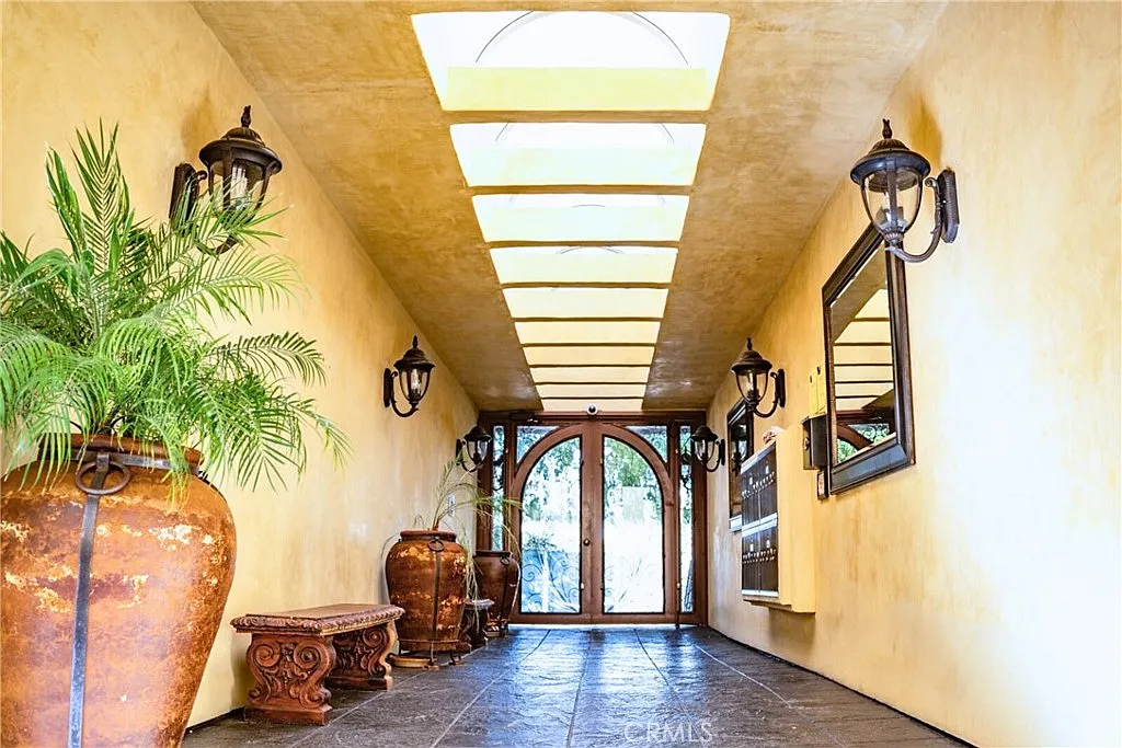 2 bed, 950 sqft, $3,200 — Photo 3