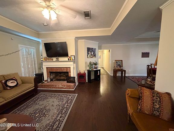 4th image of 490 Brookstone Dr