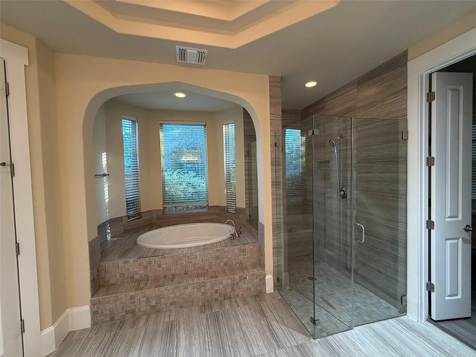 5 bed, 6.0 bath, 4259 sqft, $3,900 — Photo 3