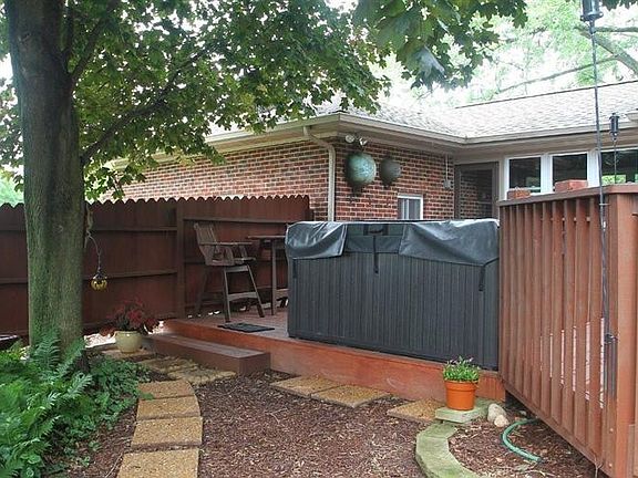 4th image of 1902 N Campbell St