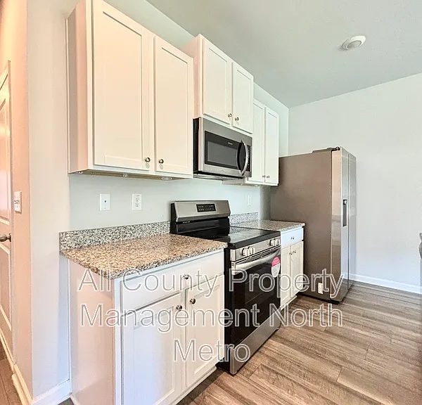 305 Rolling Green Rd — Photo 3