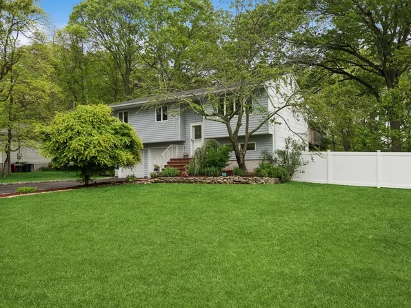 51 Juniper Avenue, Ronkonkoma, NY 11779