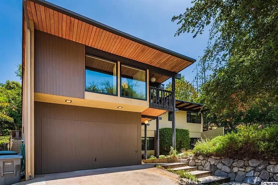 3242 E Chevy Chase Dr