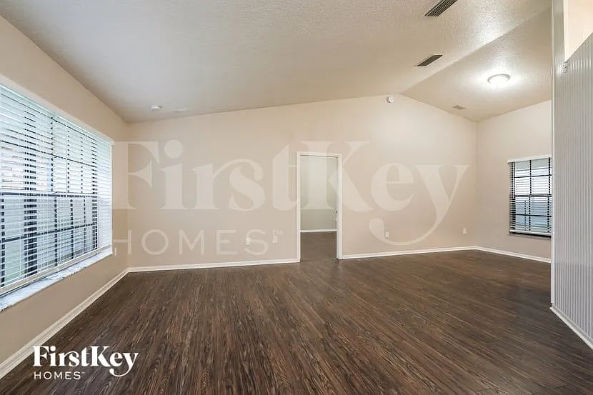 3 bed, 2.0 bath, 2024 sqft, $2,670 — Photo 3