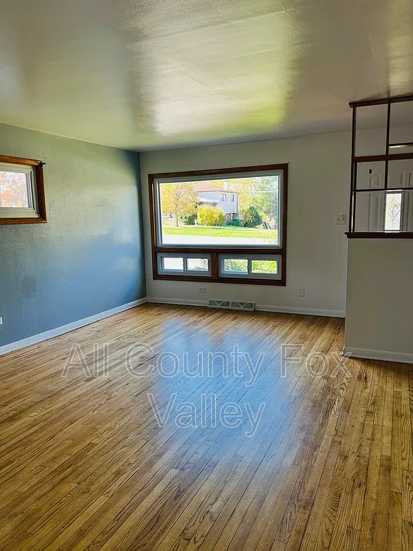 3 bed, 1.0 bath, 1287 sqft, $2,500 — Photo 2