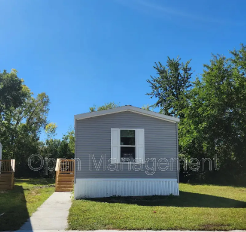 3 bed, 2.0 bath, 1056 sqft, $1,149 — Photo 1