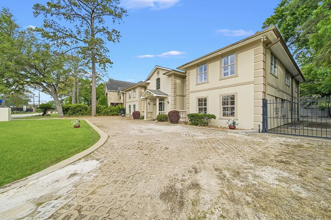 8 bed, 8.0 bath, 6384 sqft, $9,800 — Photo 2