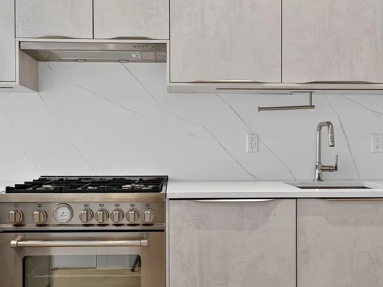 1129 Halsey St #4R — Photo 3