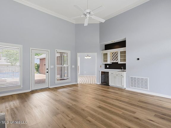 5th image of 205 Cherry Dr