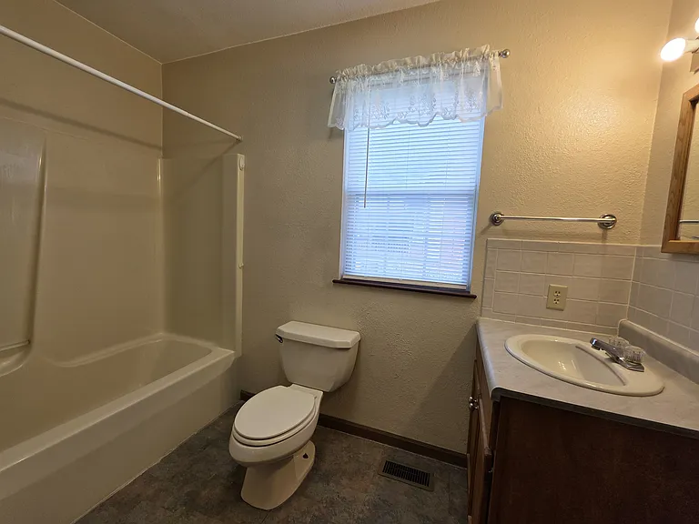 323 S East St — Photo 7