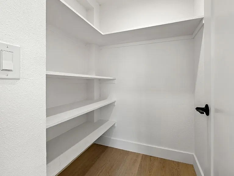 Walk-in Closet Walk-in Closet
