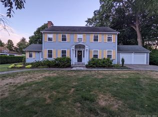 300 Sunnieholme Dr, Fairfield, CT 06824