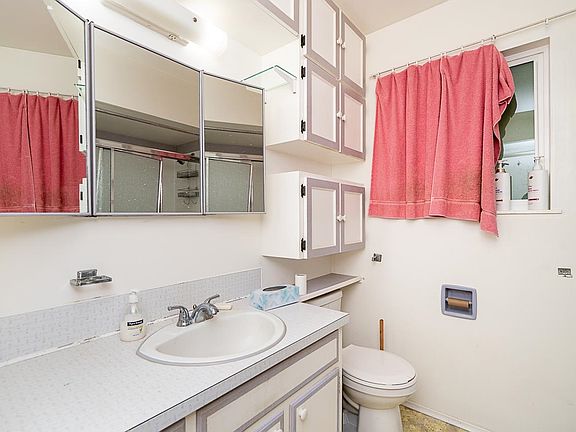 4th image of 1671 Robertson Ave
