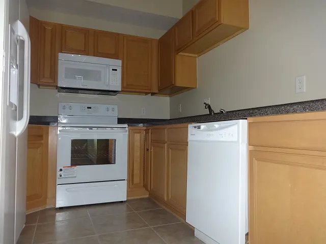3 bed, 2.5 bath, 1423 sqft, $2,125 — Photo 2