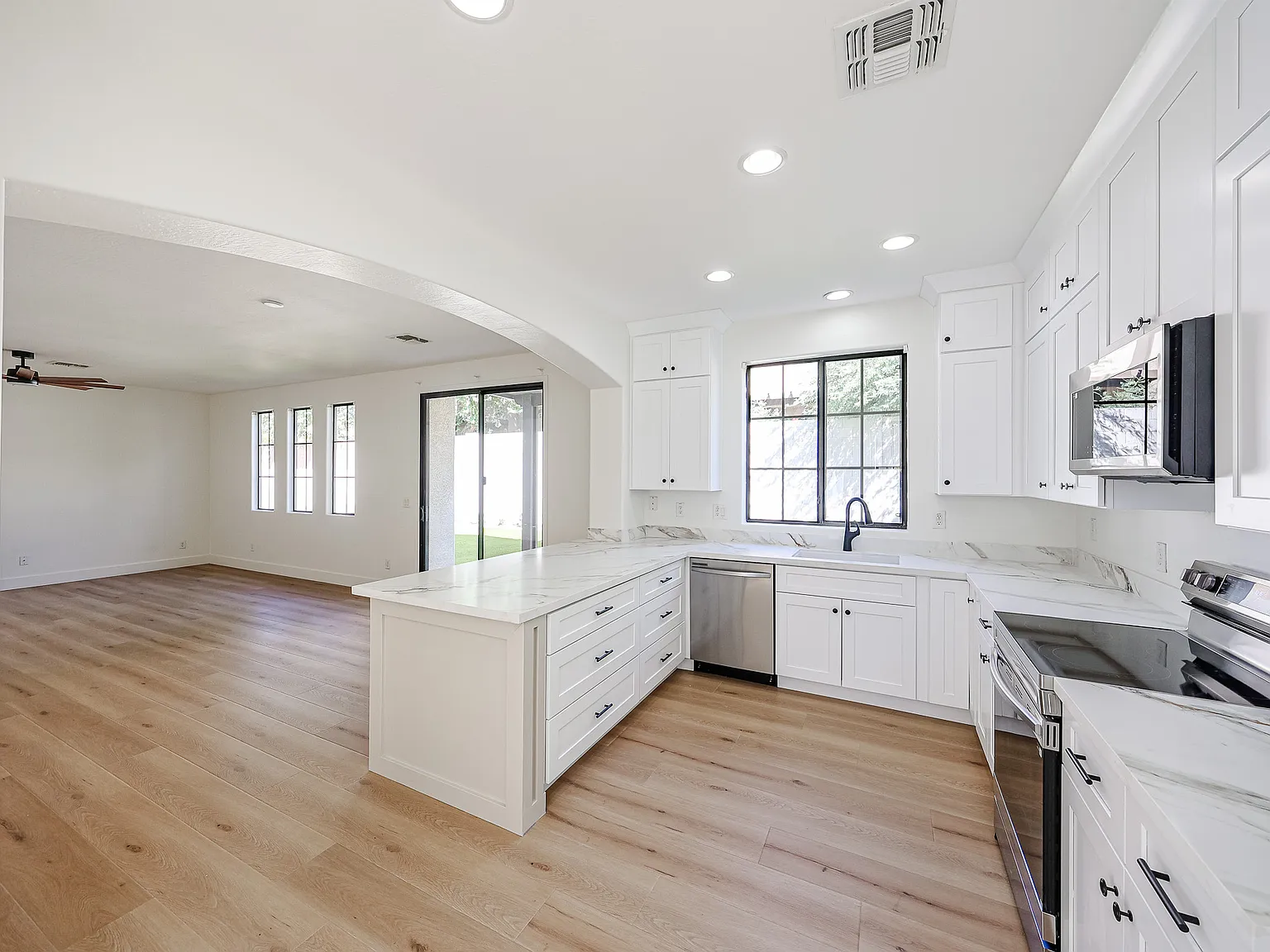 3 bed, 2.5 bath, 2100 sqft, $2,900 — Photo 4