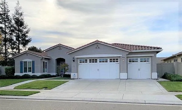 2453 Pepper Tree Ln photo 1