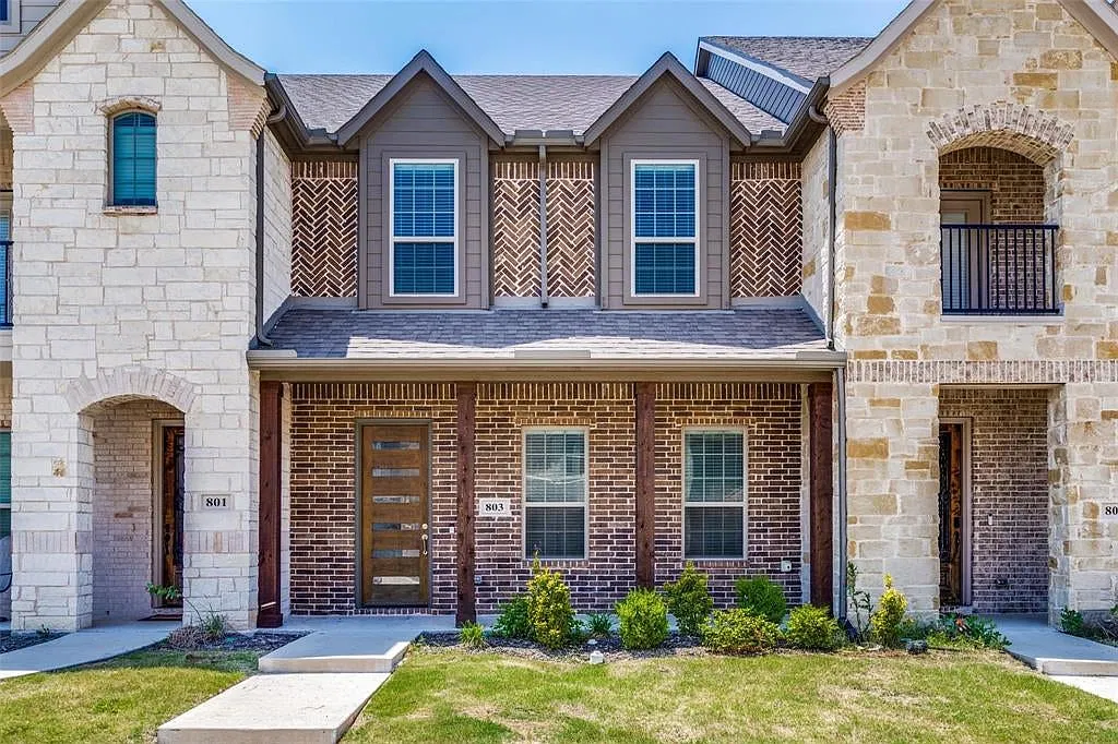 3 bed, 2.5 bath, 1611 sqft, $2,300 — Photo 1
