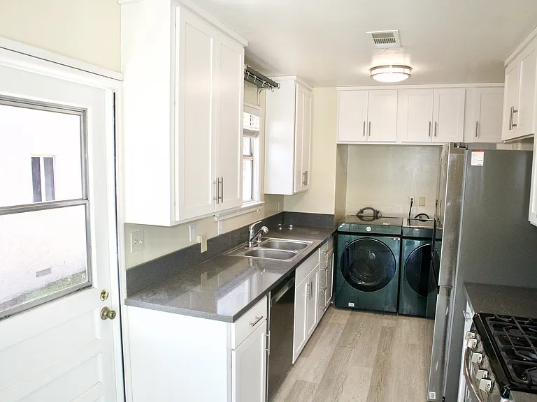 719 S Juanita Ave — Photo 9