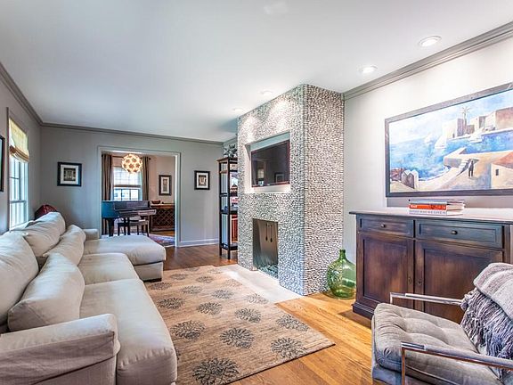 4th image of 341 Meadowbrook Dr NE