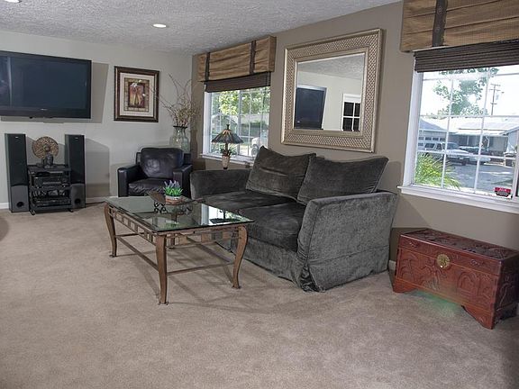 5th image of Whitethorne Dr