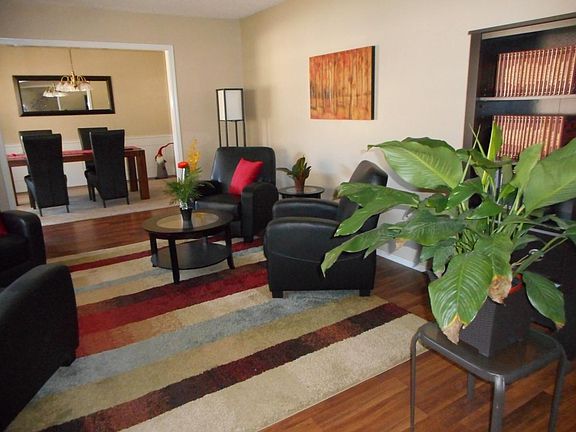 Formal Living Room/Formal Dining