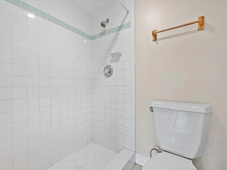 1541 N Riverside Ave #18 — Photo 11