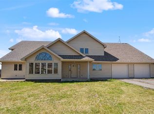 4224 20th St, Grinnell, IA 50112