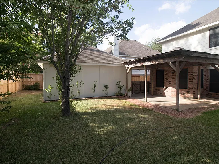 310 Cheddington Dr — Photo 25
