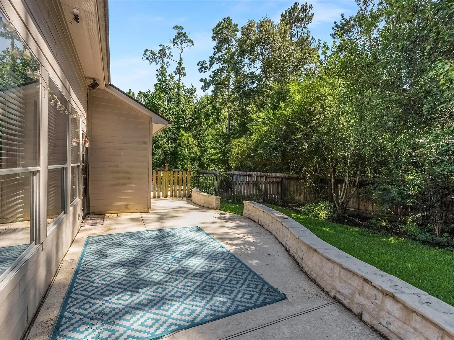4 bed, 2.0 bath, 2737 sqft, $3,300 — Photo 4