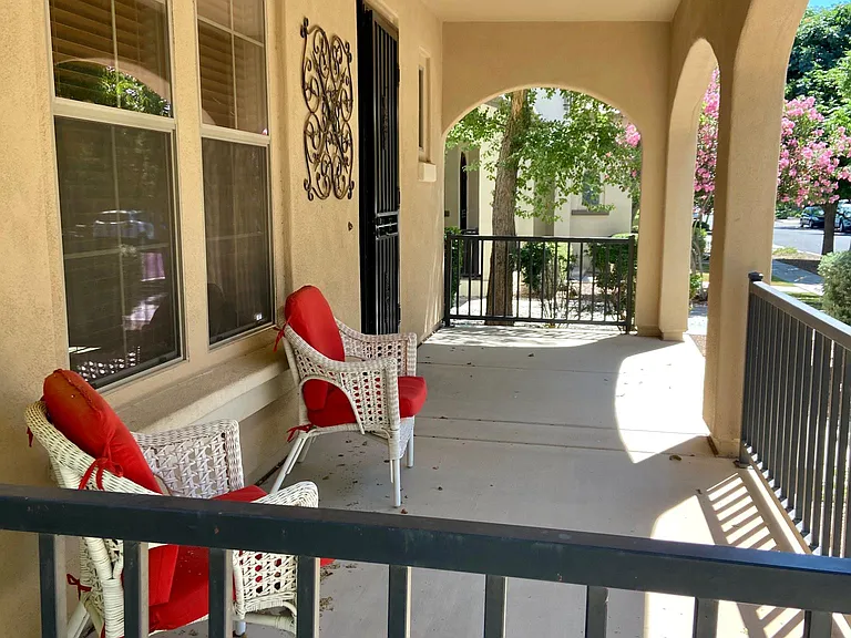 15466 W Windrose Dr — Photo 2