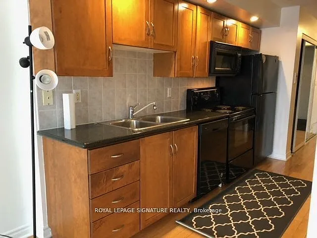 270 Wellington St W #1022 — Photo 7