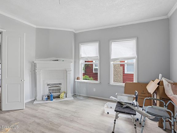 4th image of 907 Gilmore St