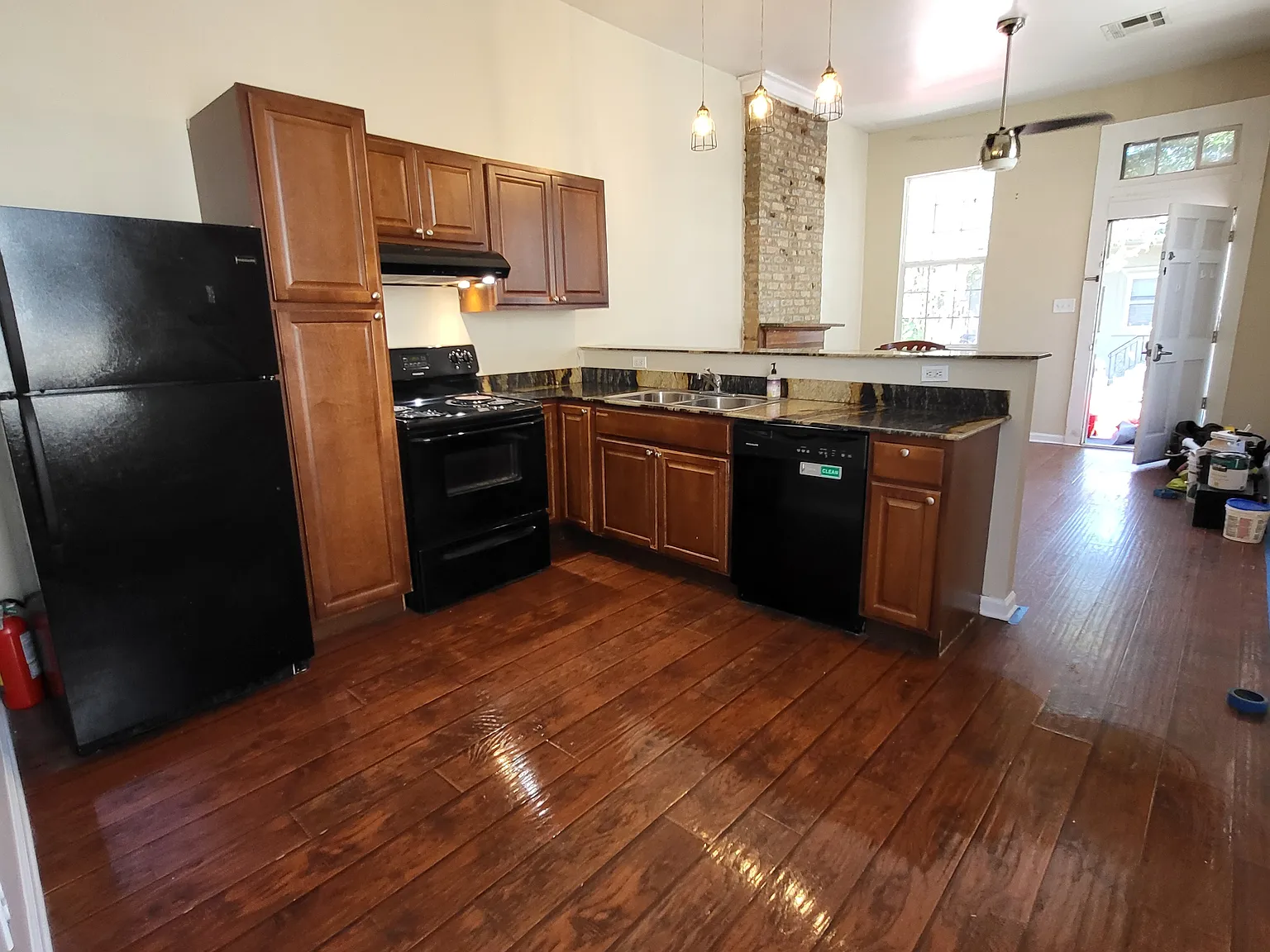 2 bed, 700 sqft, $1,450 — Photo 2