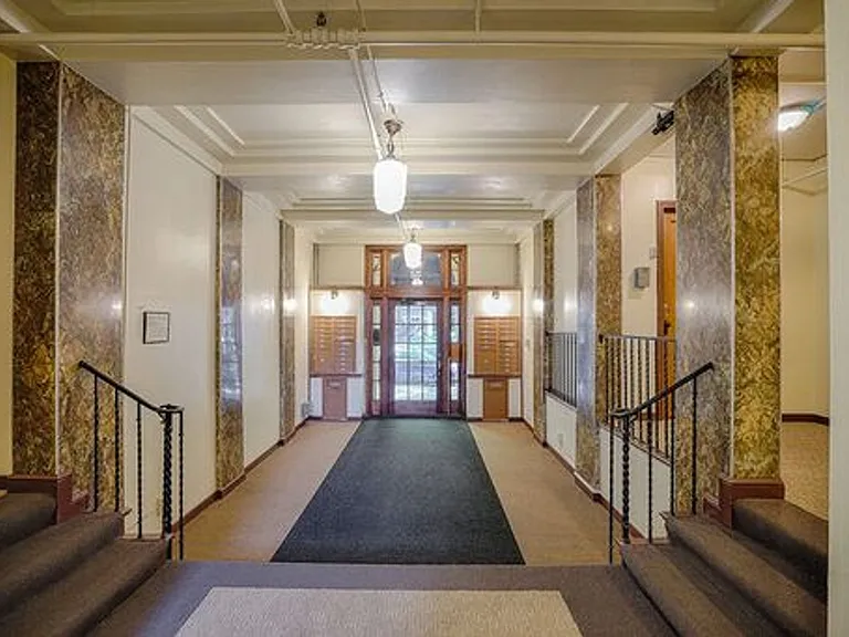 Spacious Units in a Vintage Brick Building- Walk to Seattle Center, Shops,and Restaurants! — Photo 13