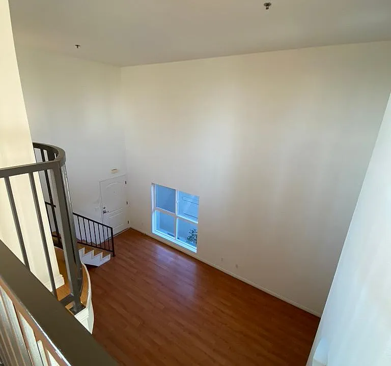 811 N Hayworth Ave #202