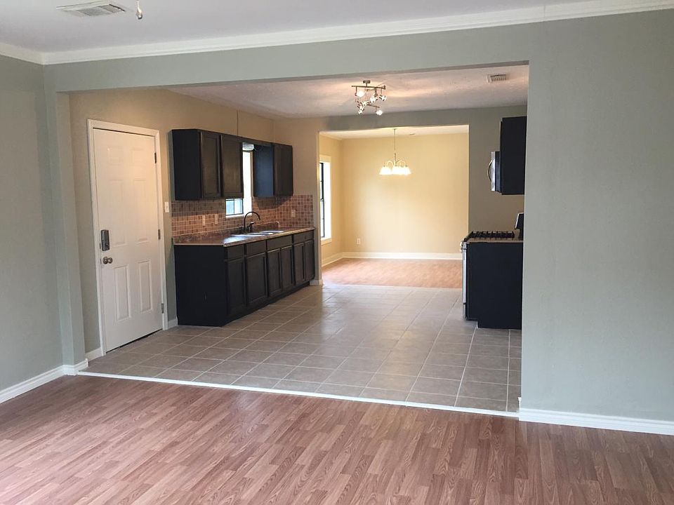 1st image of 205 N 4th St