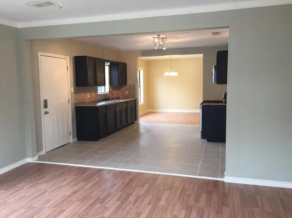 205 N 4th St, Baytown, TX 77520