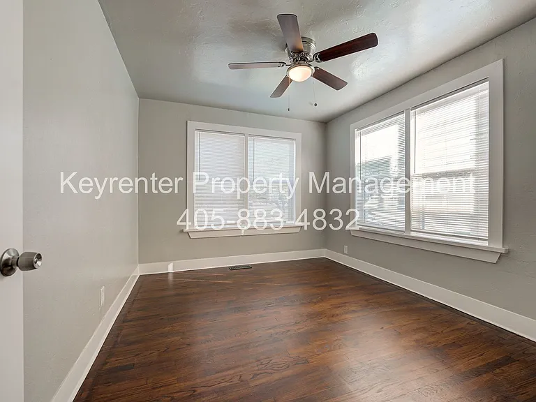 N Gatewood Ave Duplex — Photo 28