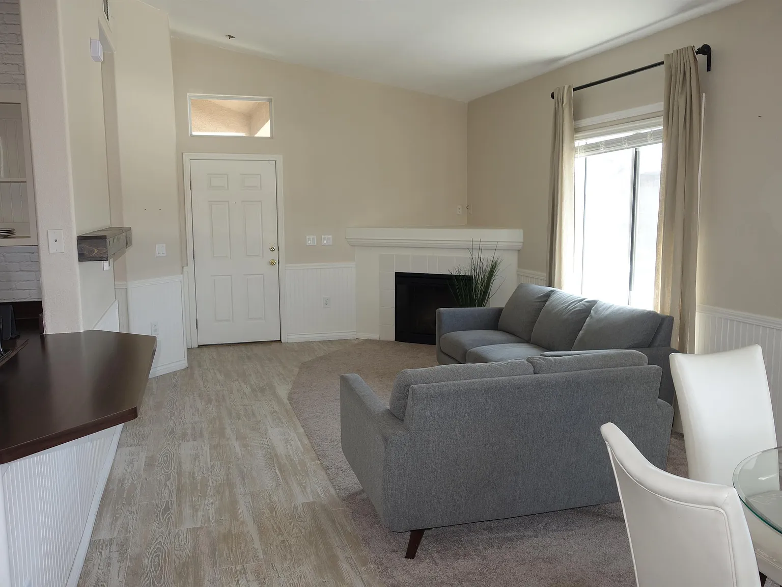 2305 W. Horizon Ridge Pkwy #1323 - 1 — Photo 3