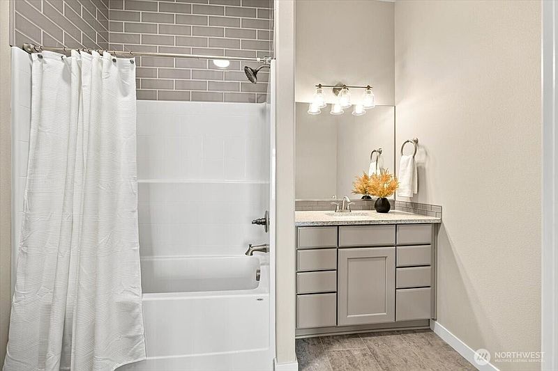 5th image of 2075 Fraser Dr