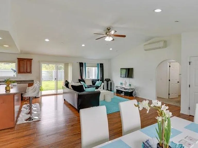 1680 Arlington Dr — Photo 4