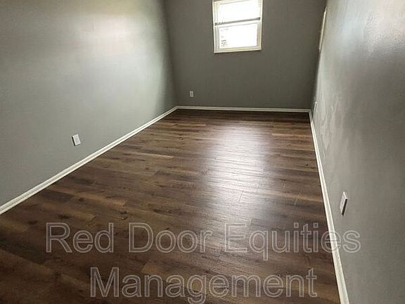 4th image of 129 W Walnut St APT P