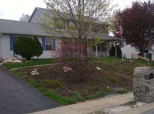 25 Chapelwood Dr, York, PA 17402