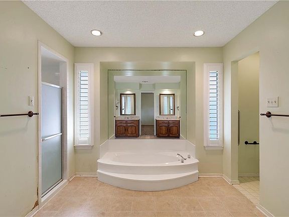 4th image of 7101 Bettis Dr