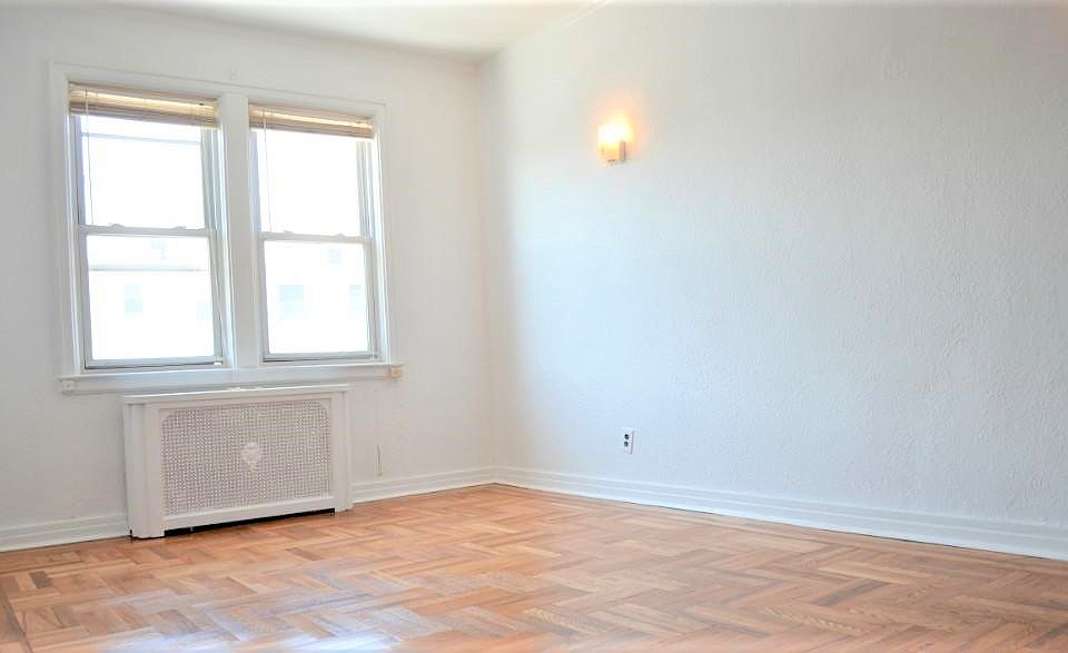 2nd image of 3150 Steinway St