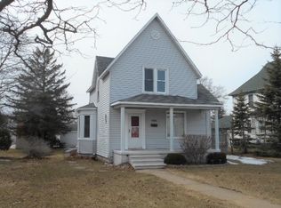 606 S 10th St, Escanaba, MI 49829