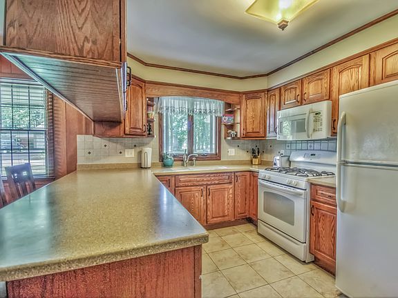 4th image of 16 Westwood Dr