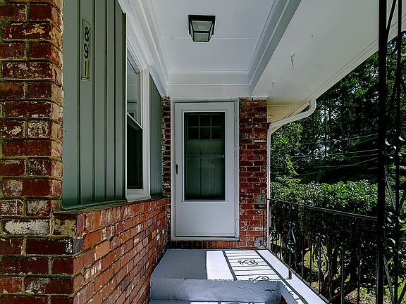 3rd image of 891 Richard St