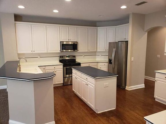 2nd image of 725 Greystone Ln