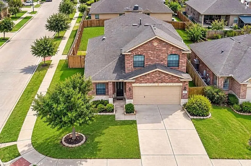 4 bed, 2.5 bath, 2454 sqft, $2,300 — Photo 2